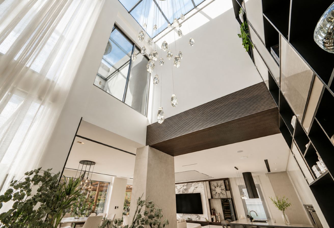 Fully extended | Large Plot | Luxurious | Vacant — Dubai | Stradom Real Estate