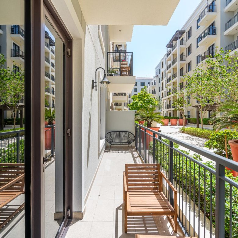 Spacious | Close to the Beach | Vacant l Motivated — Dubai | Stradom Real Estate