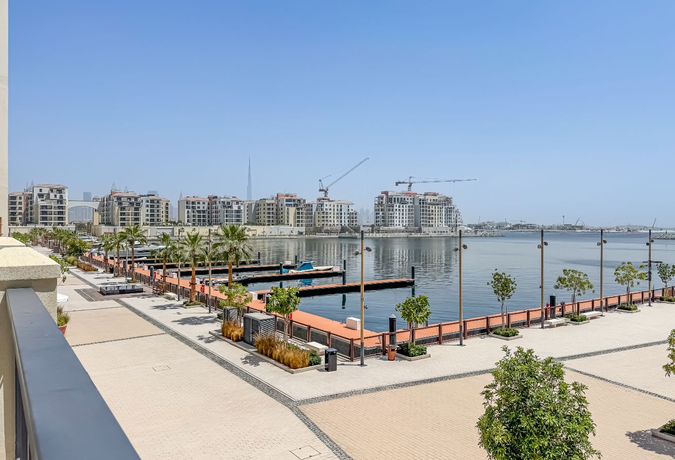 Spacious | Close to the Beach | Vacant l Motivated — Dubai | Stradom Real Estate
