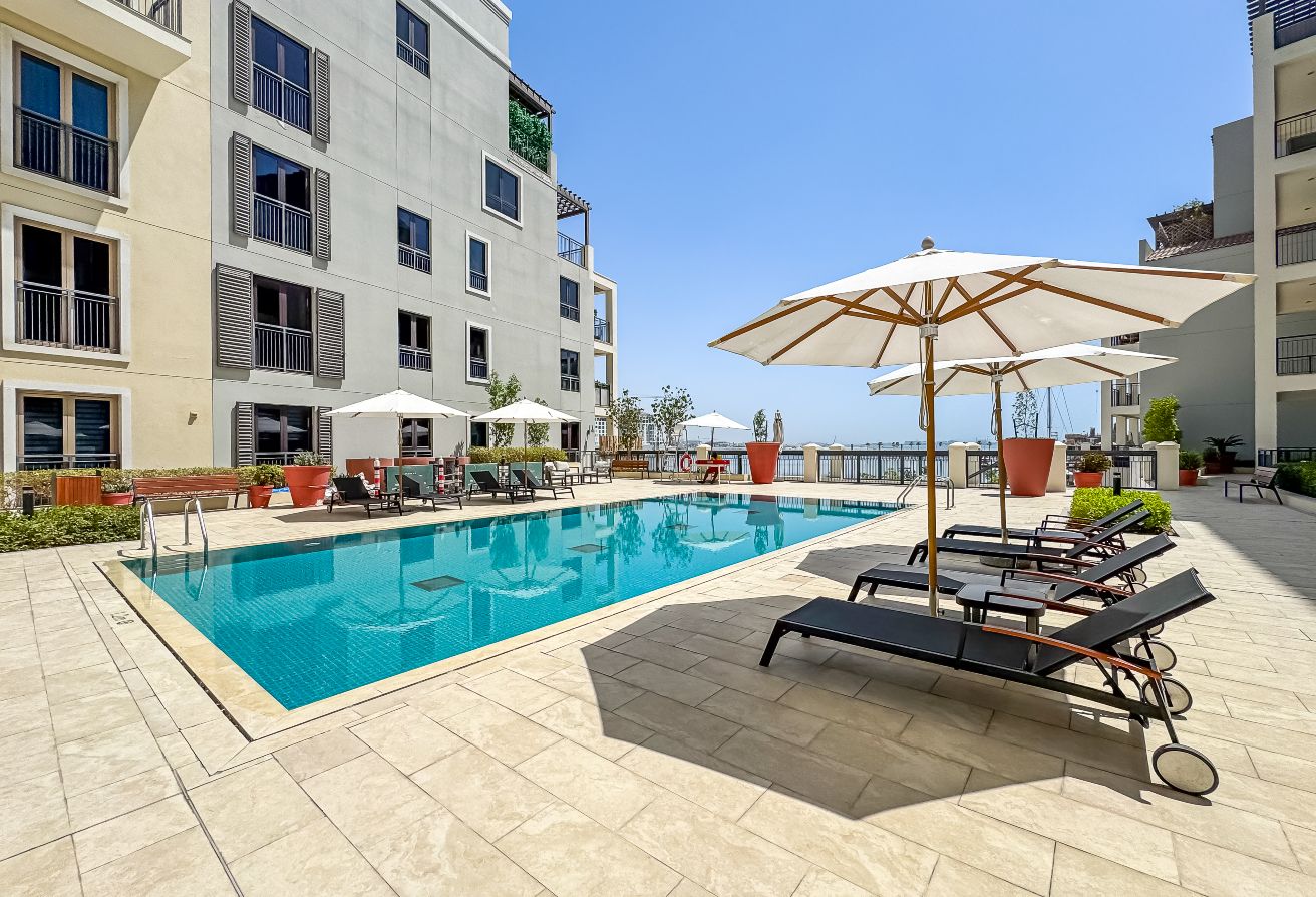 Spacious | Close to the Beach | Vacant l Motivated — Dubai | Stradom Real Estate