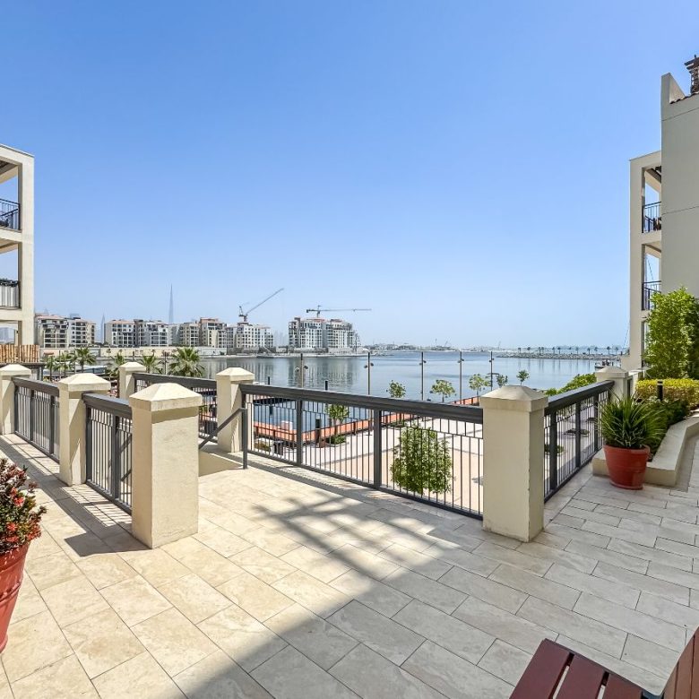 Spacious | Close to the Beach | Vacant l Motivated — Dubai | Stradom Real Estate