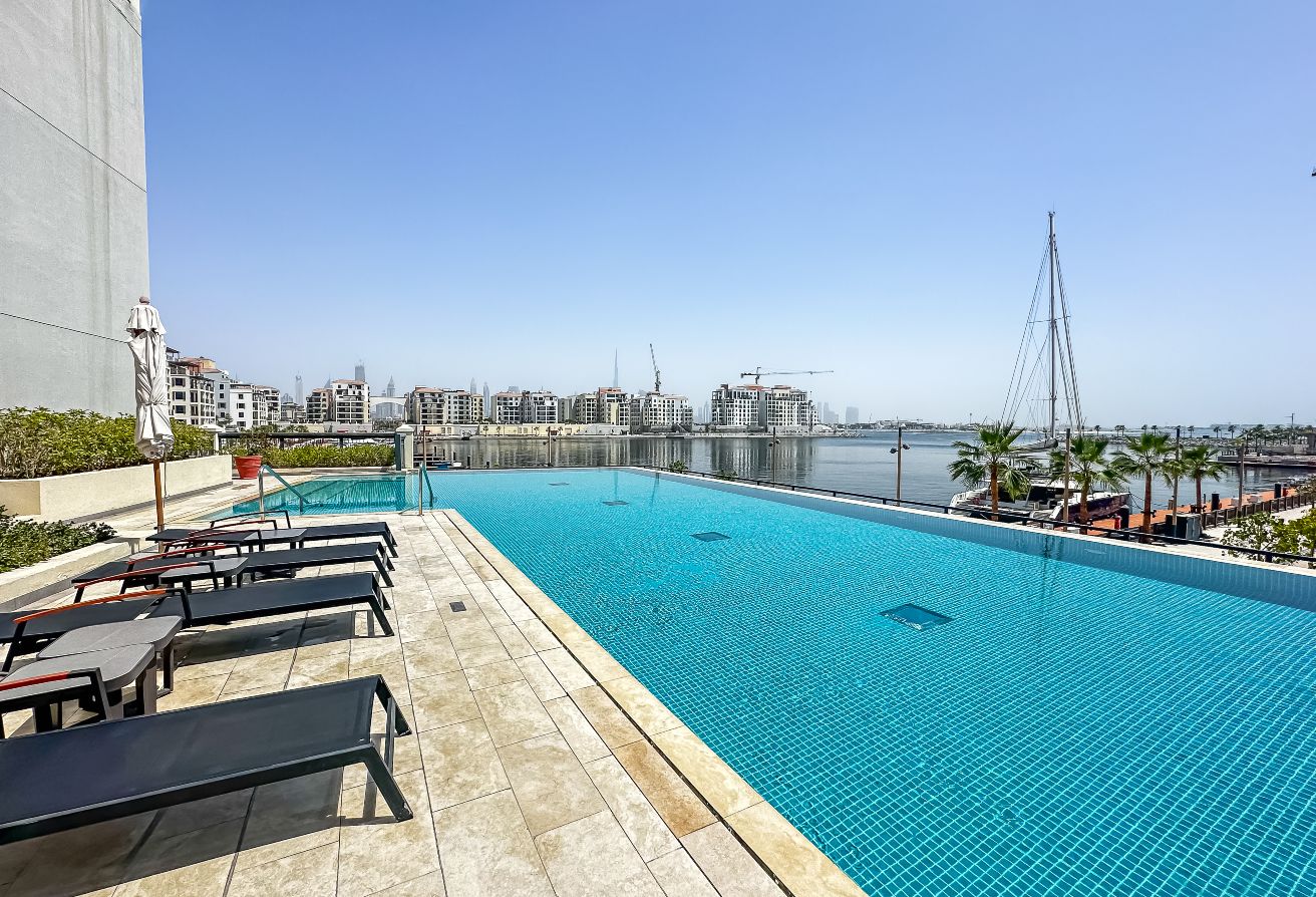 Spacious | Close to the Beach | Vacant l Motivated — Dubai | Stradom Real Estate