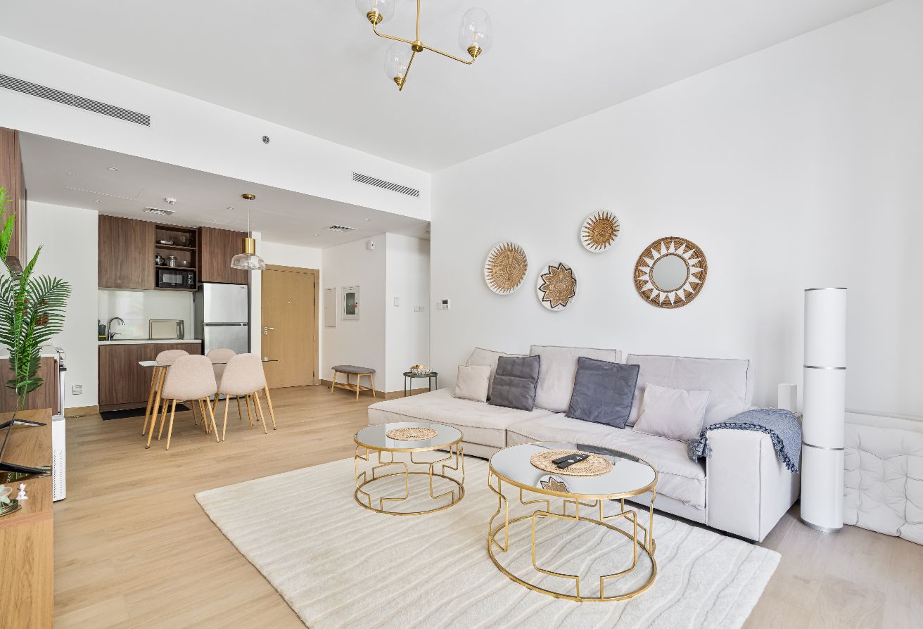 Spacious | Close to the Beach | Vacant l Motivated — Dubai | Stradom Real Estate