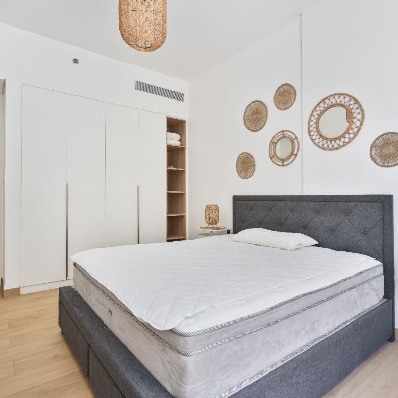 Spacious | Close to the Beach | Vacant l Motivated — Dubai | Stradom Real Estate