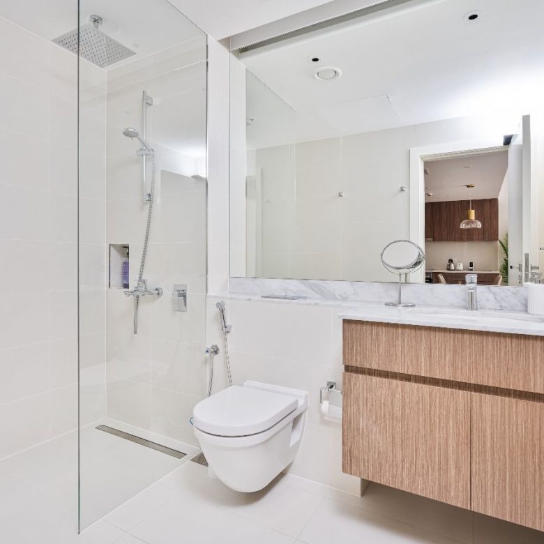 Spacious | Close to the Beach | Vacant l Motivated — Dubai | Stradom Real Estate